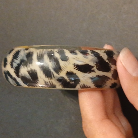 Womens leopard print plastic bracelet - Picture 2 of 5